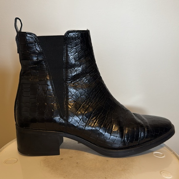 Browns Shoes - Women's Black Croc-Embossed Chelsea Booties